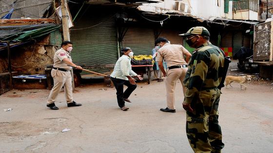 Oficiales de policía de Nueva Delhi empuñan su bastón contra personas que han roto las reglas del aislamiento nacional decretado por India dpara limitar la propagación del Coronavirus.  Foto: İmtiyaz Khan/ Anadolu