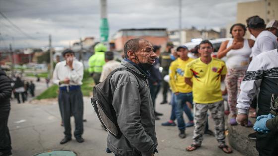 Las donaciones de alimentos y ayudas de primera necesidad fueron realizadas por algunos miembros de la Policía Nacional durante la cuarentena impuesta por el gobierno nacional como medida para evitar la propagación del Coronavirus en Bogotá.  Foto: Juancho Torres