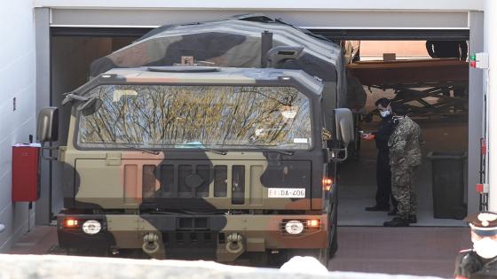 Camiones del Ejército italiano transportan los ataúdes de las víctimas del coronavirus desde Bérgamo hasta el crematorio Trespiano, en Florencia, Italia.  Foto: Carlo Bressan - Agencia Anadolu