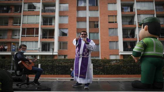 La Policía Nacional de Colombia realiza ejercicios de acondicionamiento físico y oraciones a cargo de sacerdotes para las personas que se quedan dentro de sus hogares con el objetivo de fomentar el ejercicio físico a las personas confinadas en cuarentena.  Foto: Juancho Torres- Anadolu 