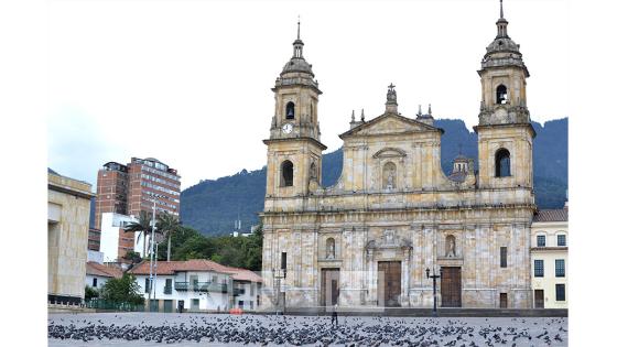 Algunos feligreses llegaron hasta las puertas de la iglesia a pesar de la cuarentena.  Foto: Andrés Lozano/ KienyKe.com