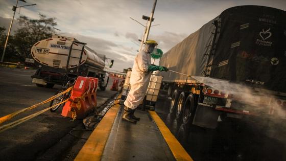 Un trabajador desinfecta los vehículos que quieren ingresar a la capital del país, durante el periodo de cuarentena impuesta para frenar la propagación de Coronavirus.  Foto: Juancho Torres/ Anadolu