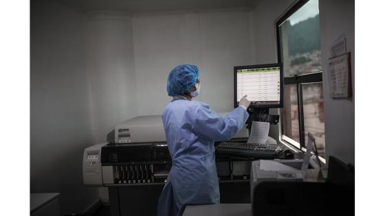 Los centros de sangre en todo el país sufren de una caída significativa en las donaciones en medio de la emergencia de salud en todo el territorio nacional.  Fotos: Juancho Torres - Anadolu