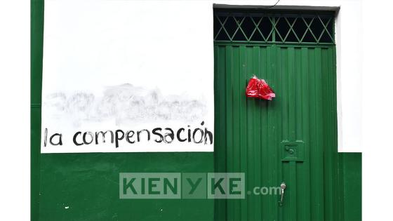 Desde comienzos de abril, la cantidad de trapos rojos en las casas de los barrios más humildes de Bogotá se multiplicó, obligando a que el código se comenzara a aplicar de forma 'oficial' para identificar a quienes requerían la asistencia estatal. Foto: Andrés Lozano/ KienyKe.com Desde comienzos de abril, la cantidad de trapos rojos en las casas de los barrios más humildes de Bogotá se multiplicó, obligando a que el código se comenzara a aplicar de forma 'oficial' para identificar a quienes requerían la asistencia estatal. Foto: Andrés Lozano/ KienyKe.com