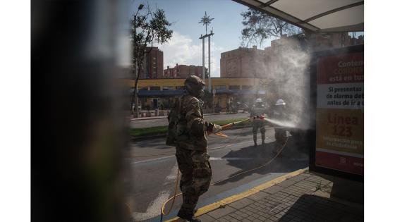 Miembros de las fuerzas especiales sanitarias del Ejército de Colombia durante el trabajo de limpieza y desinfección en las principales bases militares y batallones en Bogotá.  Foto: Juancho Torres - Anadolu
