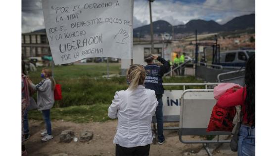 Los manifestantes exigen que el gobierno del presidente, Iván Duque, tome medidas urgentes para evitar un contagio masivo por la pandemia de Coronavirus en los centros penitenciarios.   Foto: Juancho Torres - Anadolu