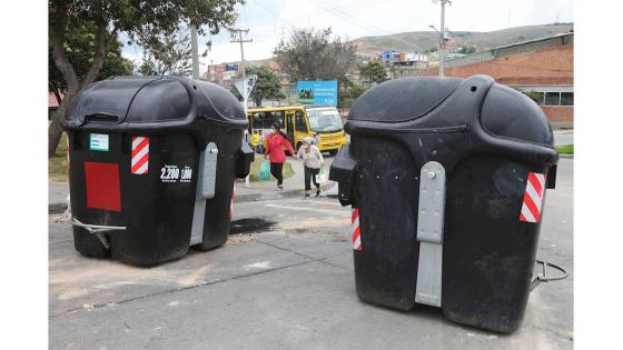 Decenas de personas se "tomaron" la alcaldía local para exigirle al gobierno que entregue con rapidez las ayudas que prometió para los más desfavorecidos durante la cuarentena.  Foto: Carlos Ortega - EFE 