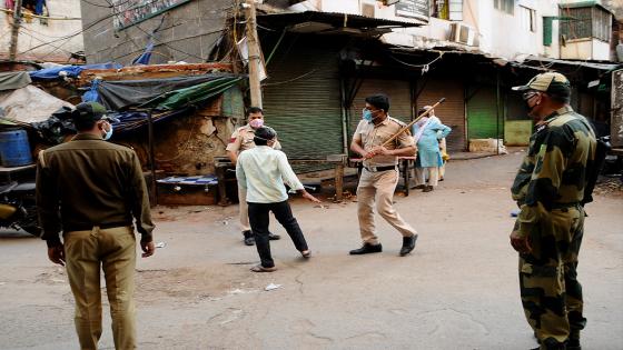 Oficiales de policía de Nueva Delhi empuñan su bastón contra personas que han roto las reglas del aislamiento nacional decretado por India dpara limitar la propagación del Coronavirus.  Foto: İmtiyaz Khan/ Anadolu