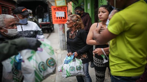 Las donaciones de alimentos y ayudas de primera necesidad fueron realizadas por algunos miembros de la Policía Nacional durante la cuarentena impuesta por el gobierno nacional como medida para evitar la propagación del Coronavirus en Bogotá.  Foto: Juancho Torres