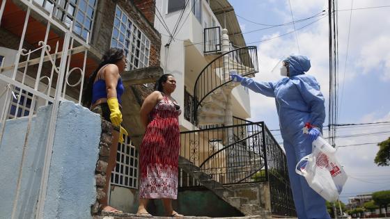 La secretaría de salud de Cali ha identificado 8 zonas de la ciudad de alto riesgo de contagio, donde se realizan estos tamizajes puerta a puerta.   Foto:  Ernesto Guzmán Jr