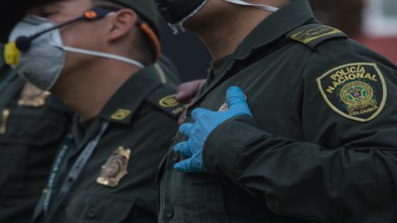 La Policía Nacional de Colombia realiza ejercicios de acondicionamiento físico y oraciones a cargo de sacerdotes para las personas que se quedan dentro de sus hogares con el objetivo de fomentar el ejercicio físico a las personas confinadas en cuarentena.  Foto: Juancho Torres- Anadolu 