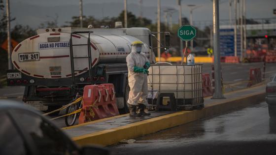 Un trabajador desinfecta los vehículos que quieren ingresar a la capital del país, durante el periodo de cuarentena impuesta para frenar la propagación de Coronavirus.  Foto: Juancho Torres/ Anadolu