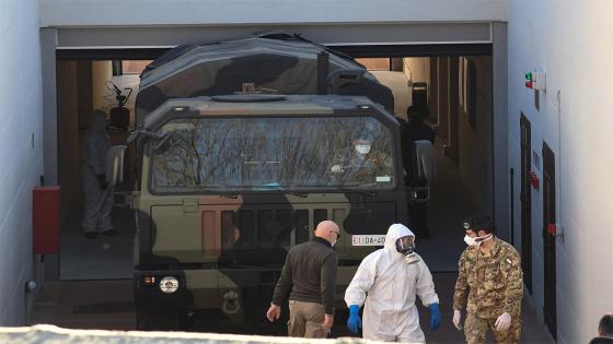 Camiones del Ejército italiano transportan los ataúdes de las víctimas del coronavirus desde Bérgamo hasta el crematorio Trespiano, en Florencia, Italia.  Foto: Carlo Bressan - Agencia Anadolu