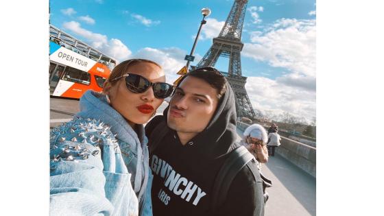 En este video confirmó que estaba embarazada, además explicó su decisión de tener oculta la noticia durante un tiempo prudente.