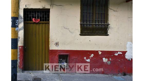 Desde comienzos de abril, la cantidad de trapos rojos en las casas de los barrios más humildes de Bogotá se multiplicó, obligando a que el código se comenzara a aplicar de forma 'oficial' para identificar a quienes requerían la asistencia estatal.  Foto: Andrés Lozano/ KienyKe.com