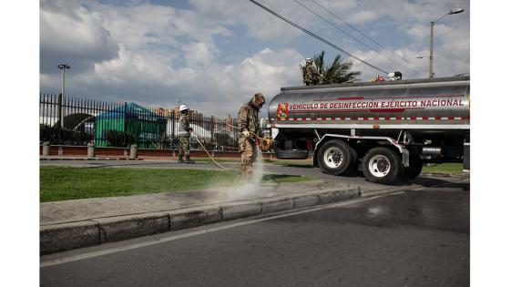 Miembros de las fuerzas especiales sanitarias del Ejército de Colombia durante el trabajo de limpieza y desinfección en las principales bases militares y batallones en Bogotá.  Foto: Juancho Torres - Anadolu