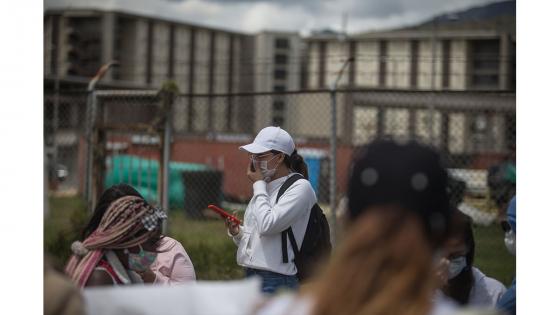 Los manifestantes exigen que el gobierno del presidente, Iván Duque, tome medidas urgentes para evitar un contagio masivo por la pandemia de Coronavirus en los centros penitenciarios.   Foto: Juancho Torres - Anadolu
