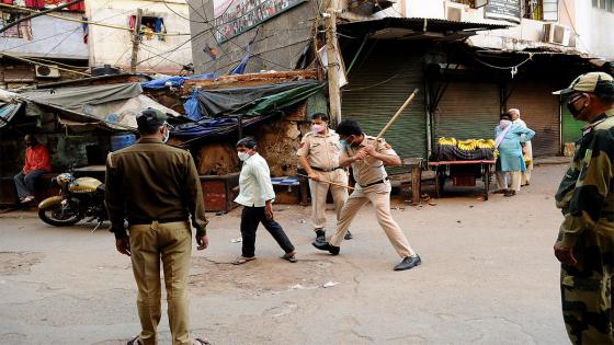 Oficiales de policía de Nueva Delhi empuñan su bastón contra personas que han roto las reglas del aislamiento nacional decretado por India dpara limitar la propagación del Coronavirus.  Foto: İmtiyaz Khan/ Anadolu