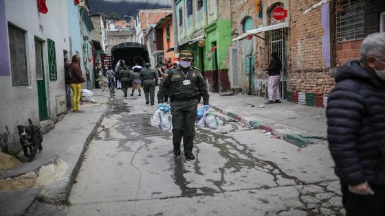 Las donaciones de alimentos y ayudas de primera necesidad fueron realizadas por algunos miembros de la Policía Nacional durante la cuarentena impuesta por el gobierno nacional como medida para evitar la propagación del Coronavirus en Bogotá.  Foto: Juancho Torres