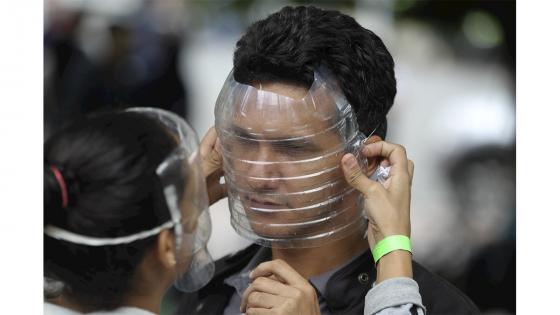 Migrantes venezolanos hacen máscaras de protección improvisadas, el 14 de abril de 2020, en Cali (Colombia). Ante la necesidad de usar tapabocas o mascarillas para evitar el contagio de coronavirus, y la escasez debido a la alta demanda, los ciudadanos han recurrido a la creatividad para suplir estos elementos básicos. EFE/ Ernesto Guzmán Jr