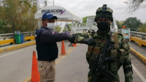 Twitter: @COL_EJERCITO Fuerzas Militares refuerzan la frontera con Ecuador