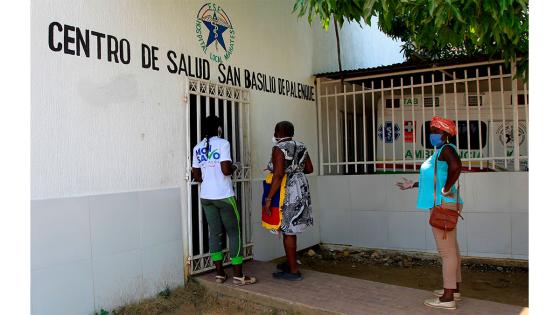 San Basilio de Palenque es un pueblo de afrodescesndientes del norte de Colombia que por la cuarentena contra el Coronavirus ya ni siquiera puede enterrar a sus muertos bajo los rituales ancestrales del lumbalú.  Foto: Ricardo Maldonado Rozo - EFE 