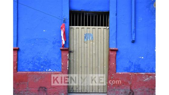 Desde comienzos de abril, la cantidad de trapos rojos en las casas de los barrios más humildes de Bogotá se multiplicó, obligando a que el código se comenzara a aplicar de forma 'oficial' para identificar a quienes requerían la asistencia estatal.  Foto: Andrés Lozano/ KienyKe.com