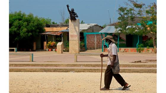 San Basilio de Palenque es un pueblo de afrodescesndientes del norte de Colombia que por la cuarentena contra el Coronavirus ya ni siquiera puede enterrar a sus muertos bajo los rituales ancestrales del lumbalú.  Foto: Ricardo Maldonado Rozo - EFE 