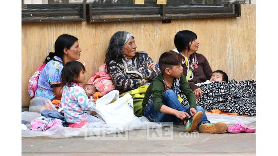 Los Indígenas Embera se encuentra en el parque Santander a la espera de alguna ayuda por parte del Gobierno Nacional. Foto: Andrés Lozano Los Indígenas Embera se encuentra en el parque Santander a la espera de alguna ayuda por parte del Gobierno Nacional. Foto: Andrés Lozano