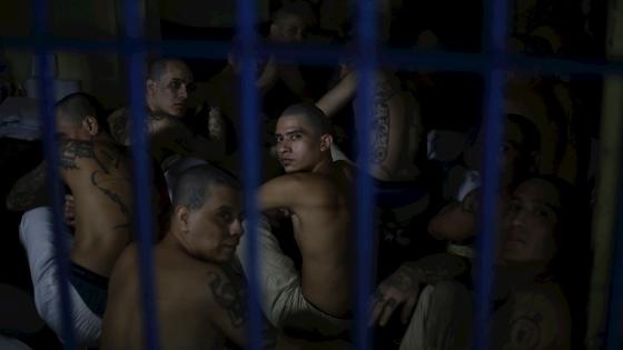 Las pandillas de El Salvador pusieron este fin de semana en aprietos las medidas de combate al Coronavirus y la estrategia de seguridad del Gobierno al perpetrar al menos 32 asesinatos en una muestra de fuerza y control del territorio característico de estas bandas.   Foto: Rodrigo Sura - EFE 