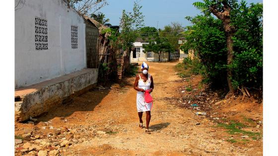 San Basilio de Palenque es un pueblo de afrodescesndientes del norte de Colombia que por la cuarentena contra el Coronavirus ya ni siquiera puede enterrar a sus muertos bajo los rituales ancestrales del lumbalú.  Foto: Ricardo Maldonado Rozo - EFE 