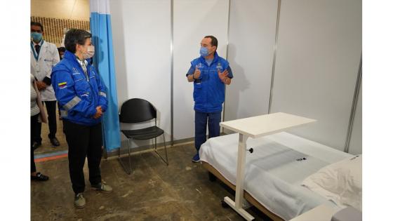 La expansión hospitalaria dispuesta en el recinto ferial de Bogotá está dotada con elementos necesarios para la atención de pacientes de mediana y baja complejidad de las especialidades de medicina interna, pediatría, ginecología y cirugía.