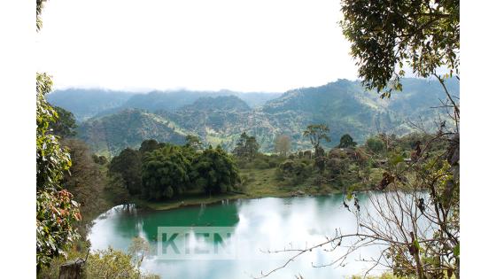 Las teorias acerca del color de esta laguna en Pacho, Cundinamarca son diversas, entre ellas la presencia de seres extraterrestres. 