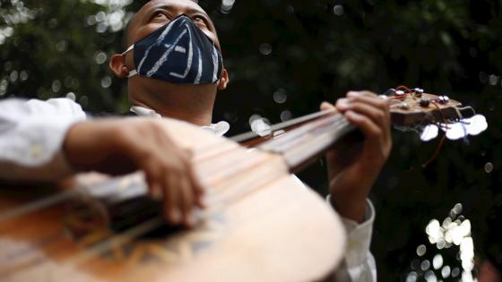 Los serenateros colombianos, que viven de hacer presentaciones en cumpleaños y otras celebraciones con rancheras mexicanas o canciones vallenatas, han tenido que ingeniárselas para aguantar la crisis causada por el coronavirus.   Foto: Ernesto Guzmán Jr. - EFE