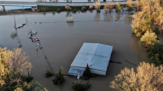 El 19 de mayo de 2020 La presa cedió después de fuertes lluvias, enviando agua río abajo y haciendo que la presa de Sanford cediera. Casi 10,000 personas fueron obligadas a evacuar sus hogares.  Foto: Tannen Maury
