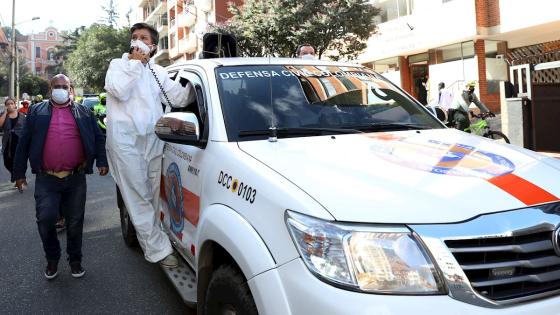 Bogotá amaneció este jueves con cinco nuevas zonas en alerta naranja por la pandemia de COVID-19, sectores que estarán bajo vigilancia epidemiológica para frenar la cadena de contagios en la capital colombiana donde están 4.685 de los 12.930 casos del país.  Foto: Carlos Ortega - EFE