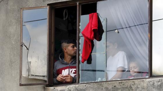 Resignación e impotencia son los sentimientos que embargan a niños, mujeres y hombres del barrio Altos de la Estancia, en el sur de Bogotá, tras ser desalojados de sus precarias viviendas en plena cuarentena decretada por el Gobierno colombiano para frenar la expansión del coronavirus.  Foto: Mauricio Dueñas Castañeda