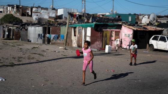 El presidente sudafricano Cyril Ramaphosa anunció un paquete de ayuda económica de 500 mil millones de Rand (24,7 mil millones de euros) destinado a ayudar a algunos de los ciudadanos más pobres en medio de la actual pandemia de coronavirus.  Foto: Nic Bothma - EFE
