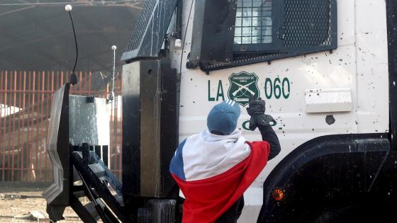 Alrededor de un centenar de vecinos de El Bosque, una localidad de la periferia de Santiago, protestaron para denunciar la falta de alimentos y la pobreza que sufren a causa de la cuarentena decretada por el Gobierno para tratar de contener la pandemia por el coronavirus.  Foto: Sebastián Silva - EFE