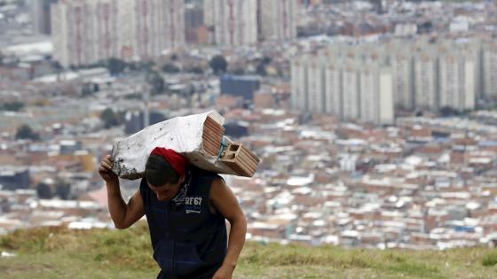 Resignación e impotencia son los sentimientos que embargan a niños, mujeres y hombres del barrio Altos de la Estancia, en el sur de Bogotá, tras ser desalojados de sus precarias viviendas en plena cuarentena decretada por el Gobierno colombiano para frenar la expansión del coronavirus. Foto: Mauricio Dueñas Castañeda Resignación e impotencia son los sentimientos que embargan a niños, mujeres y hombres del barrio Altos de la Estancia, en el sur de Bogotá, tras ser desalojados de sus precarias viviendas en plena cuarentena decretada por el Gobierno colombiano para frenar la expansión del coronavirus. Foto: Mauricio Dueñas Castañeda