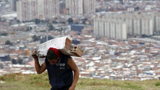 Resignación e impotencia son los sentimientos que embargan a niños, mujeres y hombres del barrio Altos de la Estancia, en el sur de Bogotá, tras ser desalojados de sus precarias viviendas en plena cuarentena decretada por el Gobierno colombiano para frenar la expansión del coronavirus.  Foto: Mauricio Dueñas Castañeda