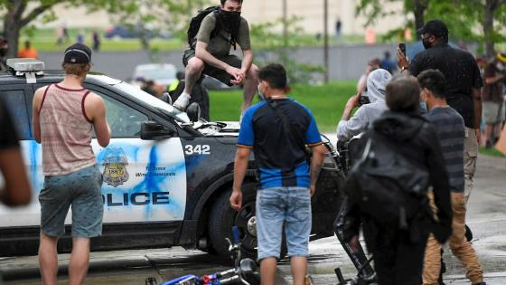 Un video publicado en línea el 25 de mayo muestra a George Floyd suplicando a los oficiales que lo arrestaron que no podía respirar cuando un oficial se arrodilló sobre su cuello.  Foto: Craig Lassig - EFE