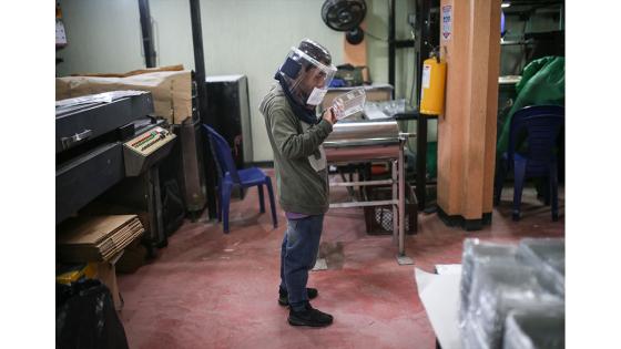 Para evitar la propagación del Covid-19, una microempresa del municipio de Soacha creó unos elementos de bioseguridad llamados ‘Caretas de vida’, que consiste en la fabricación en serie de máscaras antifluido, de bajo costo, elaboradas en polietileno reciclable.  Foto: Juancho Torres - Anadolu