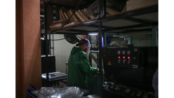 Para evitar la propagación del Covid-19, una microempresa del municipio de Soacha creó unos elementos de bioseguridad llamados ‘Caretas de vida’, que consiste en la fabricación en serie de máscaras antifluido, de bajo costo, elaboradas en polietileno reciclable.  Foto: Juancho Torres - Anadolu