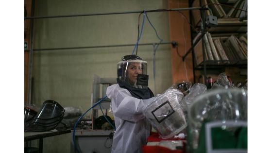 Para evitar la propagación del Covid-19, una microempresa del municipio de Soacha creó unos elementos de bioseguridad llamados ‘Caretas de vida’, que consiste en la fabricación en serie de máscaras antifluido, de bajo costo, elaboradas en polietileno reciclable.  Foto: Juancho Torres - Anadolu