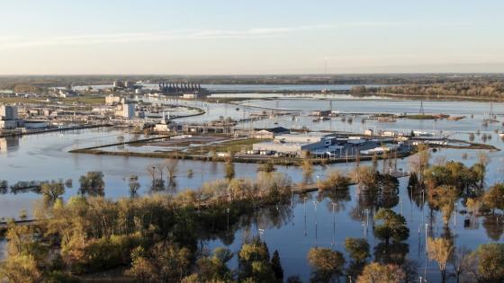 El 19 de mayo de 2020 La presa cedió después de fuertes lluvias, enviando agua río abajo y haciendo que la presa de Sanford cediera. Casi 10,000 personas fueron obligadas a evacuar sus hogares.  Foto: Tannen Maury