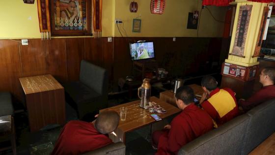 El líder espiritual tibetano Dalai Lama habló a través de una transmisión en vivo impartiendo enseñanzas budistas, a pedido de individuos y grupos de todo el mundo.  Foto: Sanjay Baid - EFE 