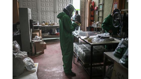 Para evitar la propagación del Covid-19, una microempresa del municipio de Soacha creó unos elementos de bioseguridad llamados ‘Caretas de vida’, que consiste en la fabricación en serie de máscaras antifluido, de bajo costo, elaboradas en polietileno reciclable.  Foto: Juancho Torres - Anadolu