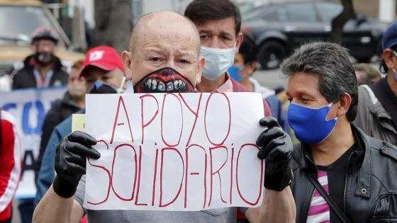Trabajadores del sector del calzado participan en una marcha en la que exigen que se hagan efectivas las ayudas del Gobierno, al no contar con ningún ingreso económico y sin la posibilidad de poder trabajar debido a la cuarentena nacional por cuenta de la pandemia por coronavirus.  Foto: Mauricio Dueñas - EFE