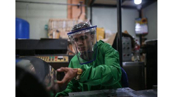 Para evitar la propagación del Covid-19, una microempresa del municipio de Soacha creó unos elementos de bioseguridad llamados ‘Caretas de vida’, que consiste en la fabricación en serie de máscaras antifluido, de bajo costo, elaboradas en polietileno reciclable.  Foto: Juancho Torres - Anadolu